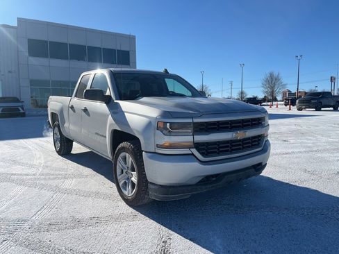 Used 2018 Chevrolet Silverado 1500 Custom w/ Custom Value Package image 2