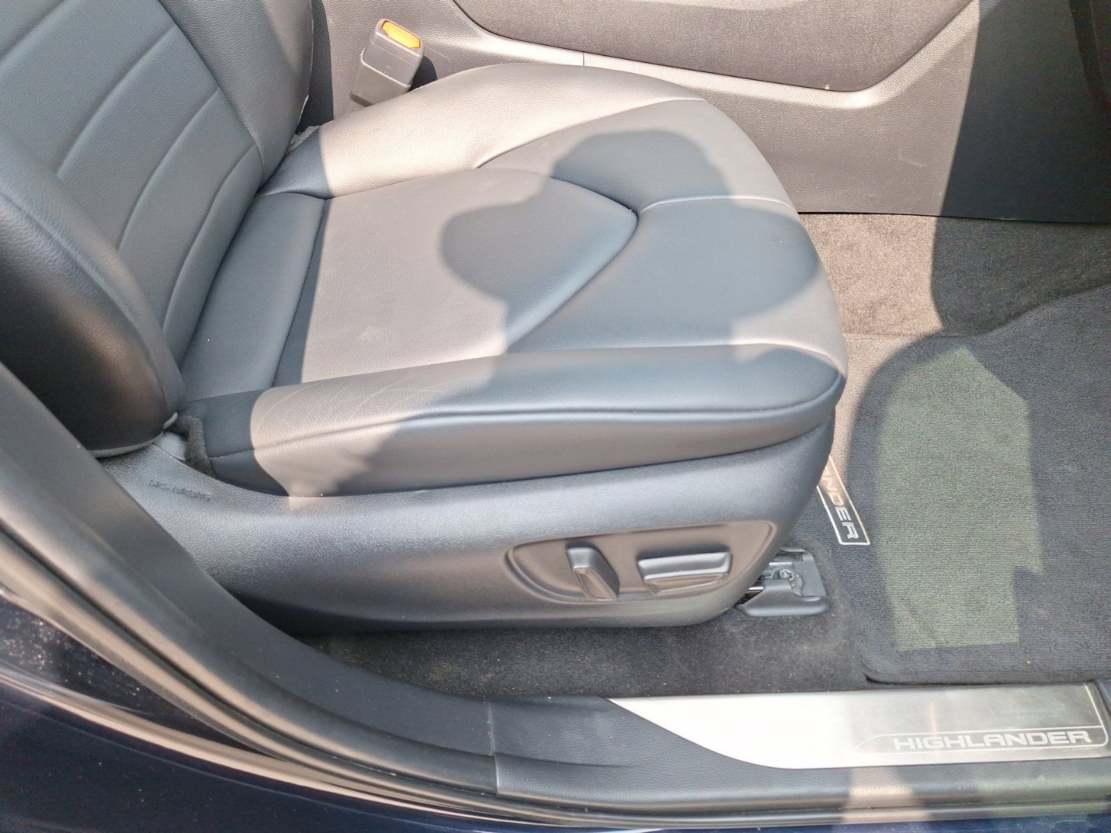 Used 2023 Toyota Highlander XLE FWD image 34