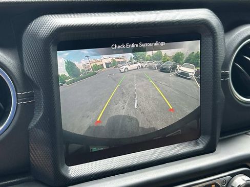 Used 2022 Jeep Wrangler Unlimited Sahara w/ Cold Weather Group AWD/4WD image 25