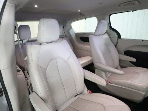 Used 2018 Chrysler Pacifica Touring-L FWD image 14