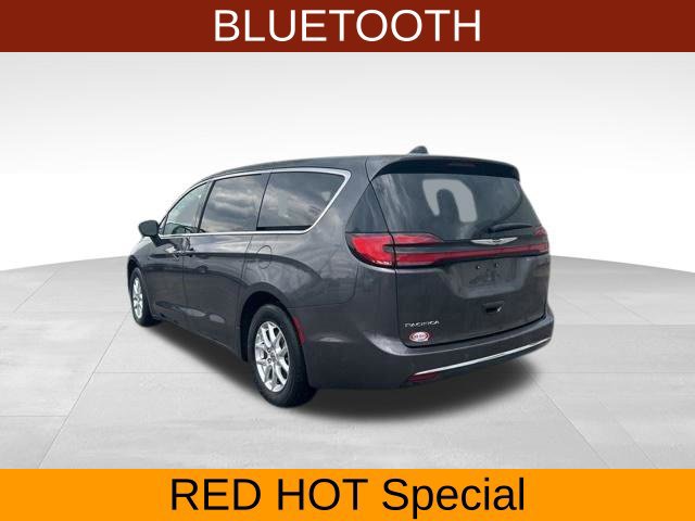 Used 2023 Chrysler Pacifica Touring-L FWD image 5