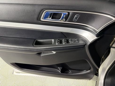 Used 2017 Ford Explorer XLT w/ Equipment Group 202A AWD/4WD image 11