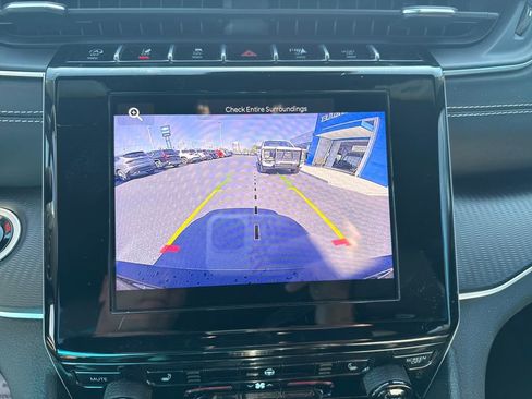 Used 2024 Jeep Grand Cherokee L Laredo image 25