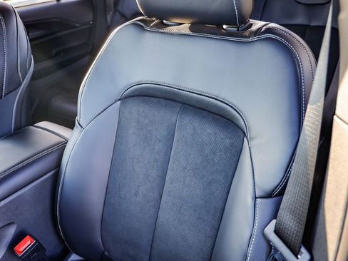 New 2025 Jeep Grand Cherokee Altitude image 25