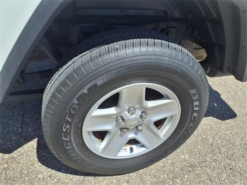 Used 2021 Jeep Gladiator Sport image 16