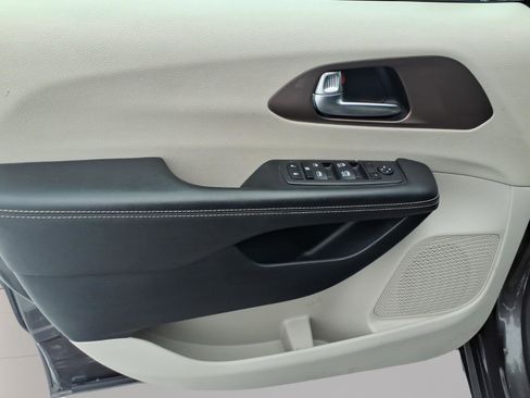 Used 2023 Chrysler Voyager LX image 12