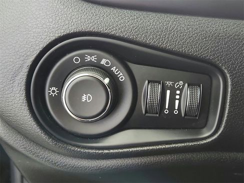 Used 2016 Jeep Renegade Trailhawk w/ Premium Trailhawk Package image 33