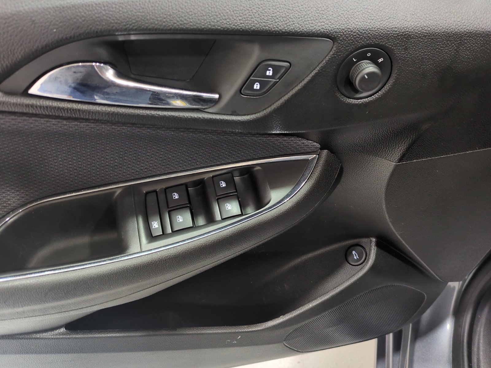 Used 2018 Chevrolet Cruze LT w/ Convenience Package FWD image 16