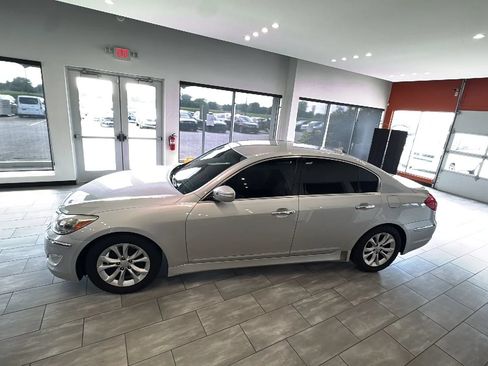 Used 2012 Hyundai Genesis 3.8 RWD image 31