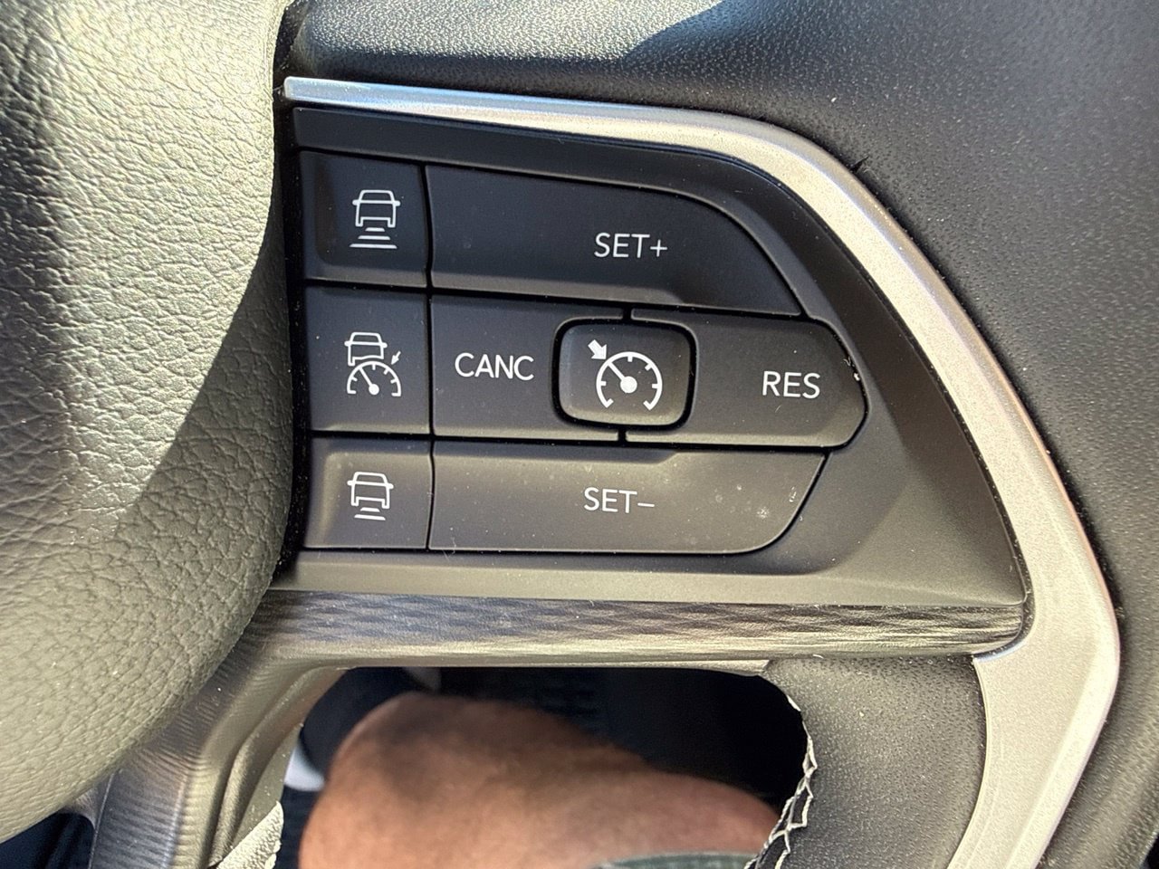 Used 2023 Jeep Grand Cherokee Laredo AWD/4WD image 27