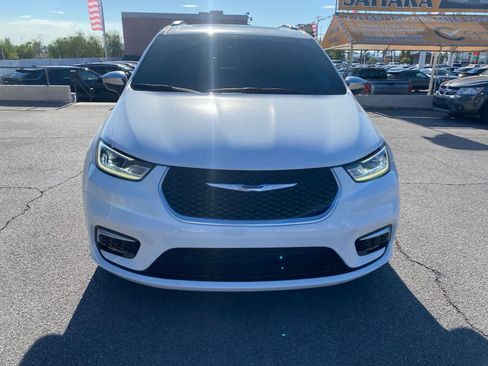 Used 2025 Chrysler Pacifica Pinnacle FWD image 2