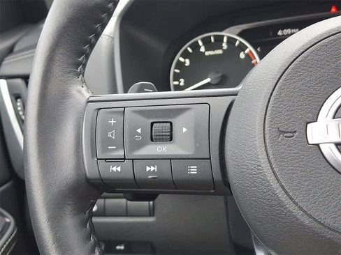 Used 2024 Nissan Rogue SV w/ SV Premium Package image 17