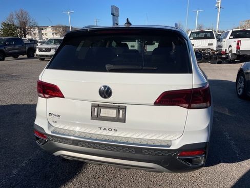 Used 2023 Volkswagen Taos SE w/ Panoramic Sunroof Package image 8
