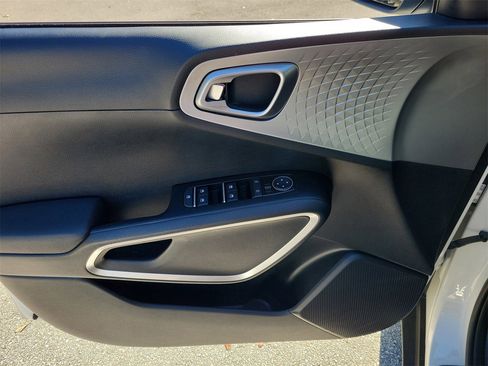 Used 2025 Kia Soul LX w/ LX Technology Package image 12