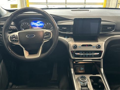 Used 2022 Ford Explorer XLT w/ Equipment Group 202A image 12