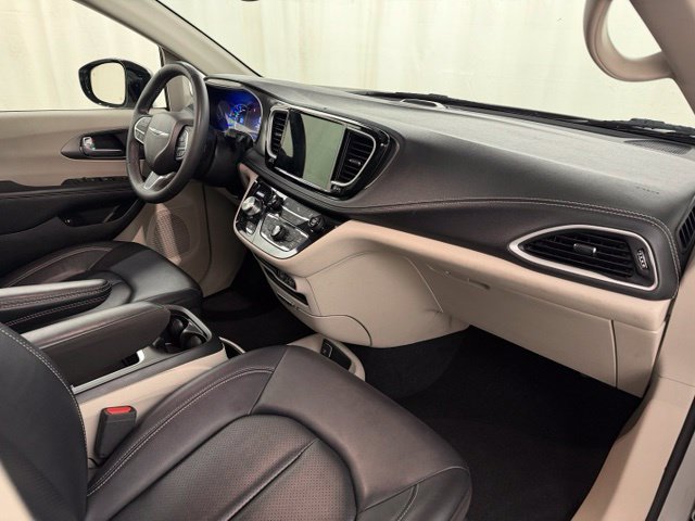 Used 2024 Chrysler Pacifica Limited FWD image 13
