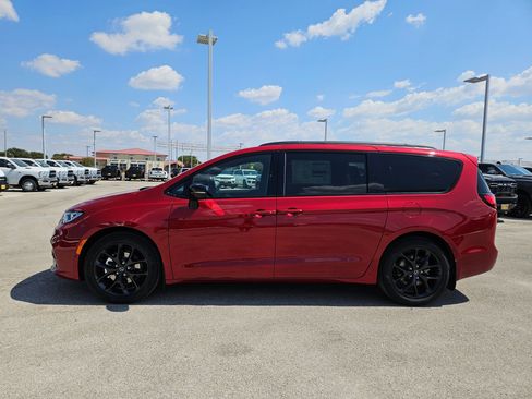 New 2026 Chrysler Pacifica Limited w/ S Appearance Package image 6