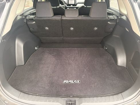 Used 2019 Toyota RAV4 LE FWD image 25
