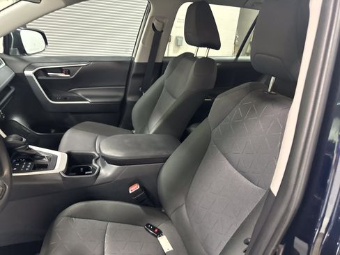 Used 2025 Toyota RAV4 XLE AWD/4WD image 39
