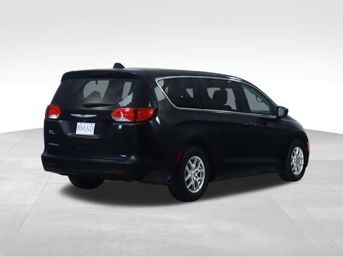 Used 2022 Chrysler Voyager LX FWD image 11