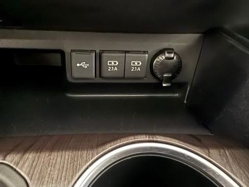 Used 2021 Toyota Highlander Limited image 25