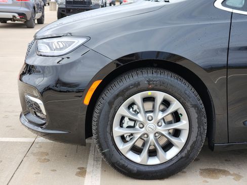 New 2026 Chrysler Pacifica Limited image 5