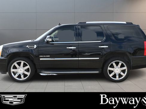 Used 2011 Cadillac Escalade Luxury image 4