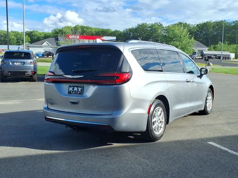 Used 2021 Chrysler Pacifica Touring-L FWD image 5