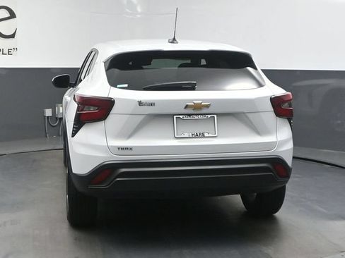 Used 2024 Chevrolet Trax LS w/ LS Convenience Package FWD image 39