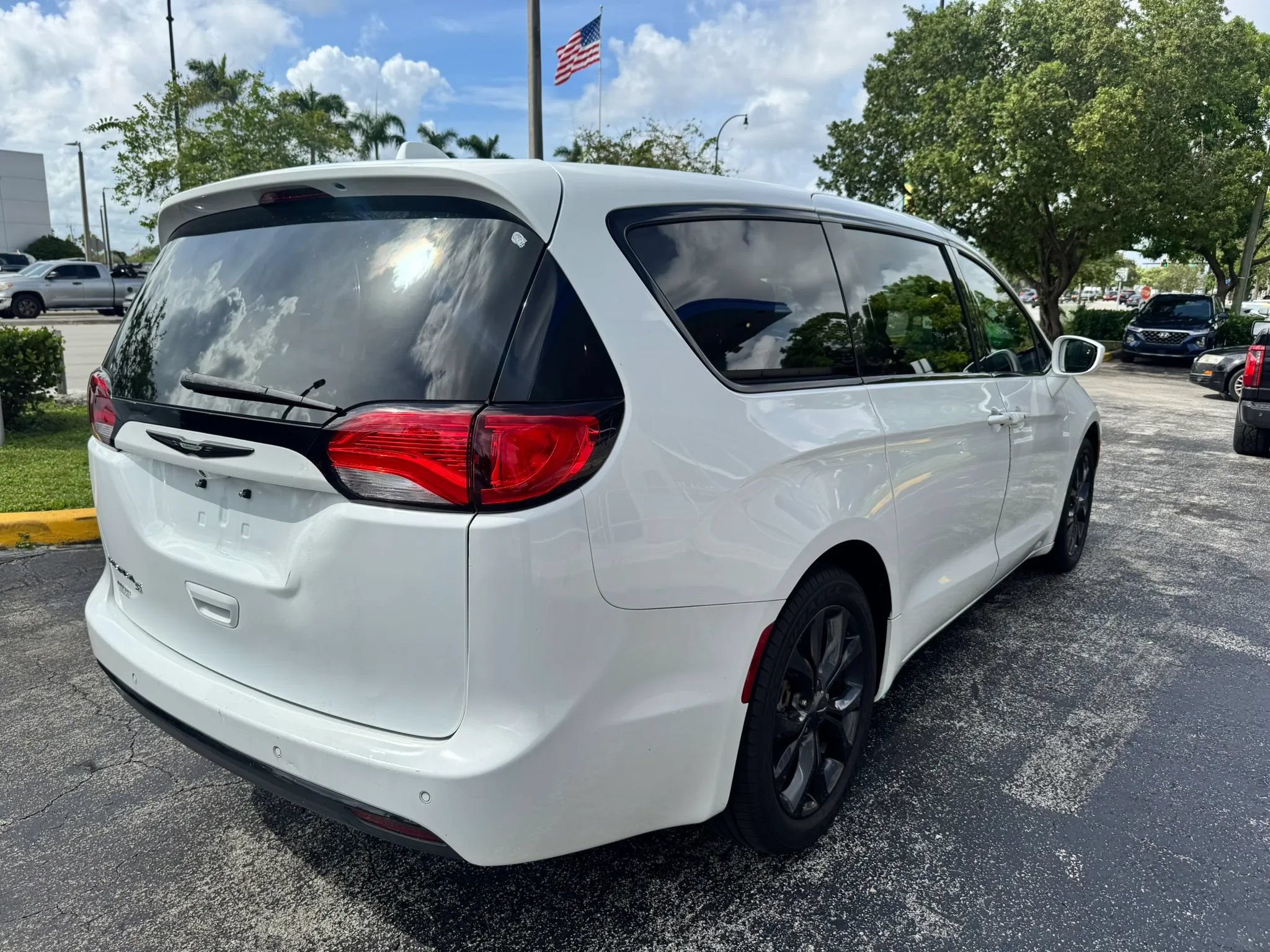 Used 2019 Chrysler Pacifica Touring Plus w/ S Appearance Package FWD image 5