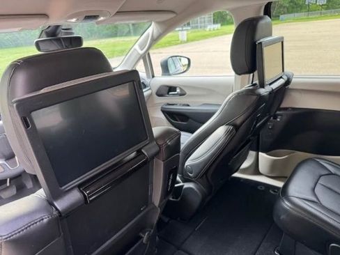 Used 2023 Chrysler Pacifica Touring-L w/ Uconnect Theater Family Group AWD/4WD image 11