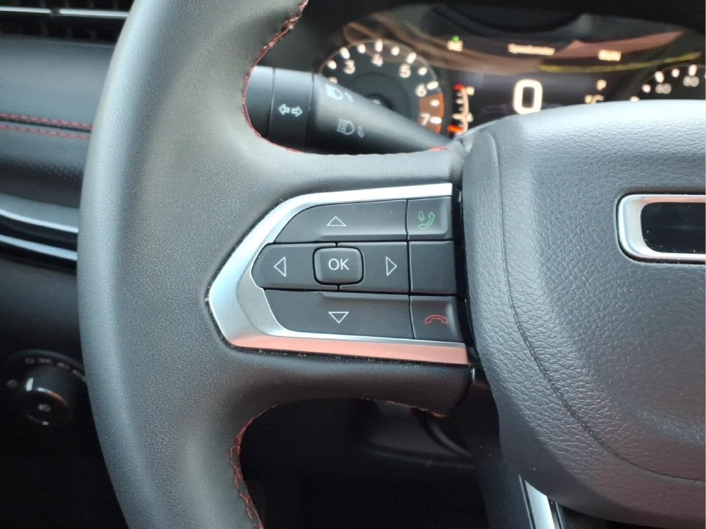 Used 2025 Jeep Compass Trailhawk AWD/4WD image 12