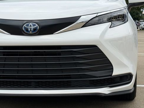 Used 2024 Toyota Sienna LE w/ LE Plus Package FWD image 9