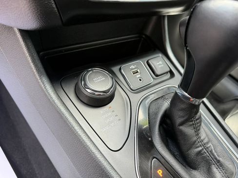 Used 2019 Jeep Cherokee Latitude Plus AWD/4WD image 19