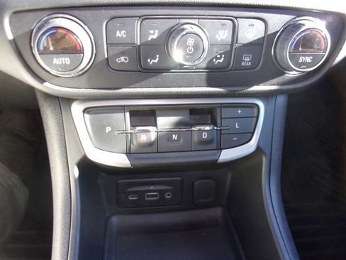 Used 2023 GMC Terrain SLT image 21