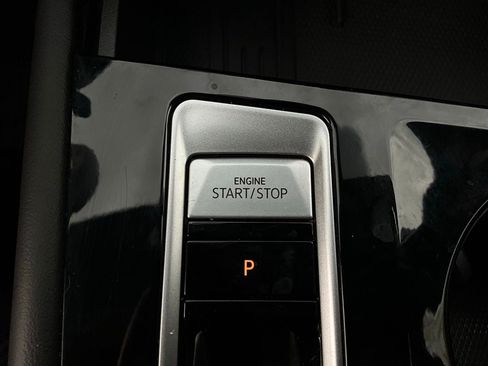 Used 2025 Volkswagen Atlas Cross Sport SE image 26