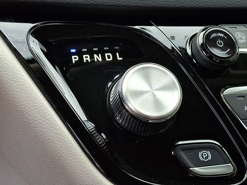 Used 2023 Chrysler Pacifica Touring-L FWD image 16