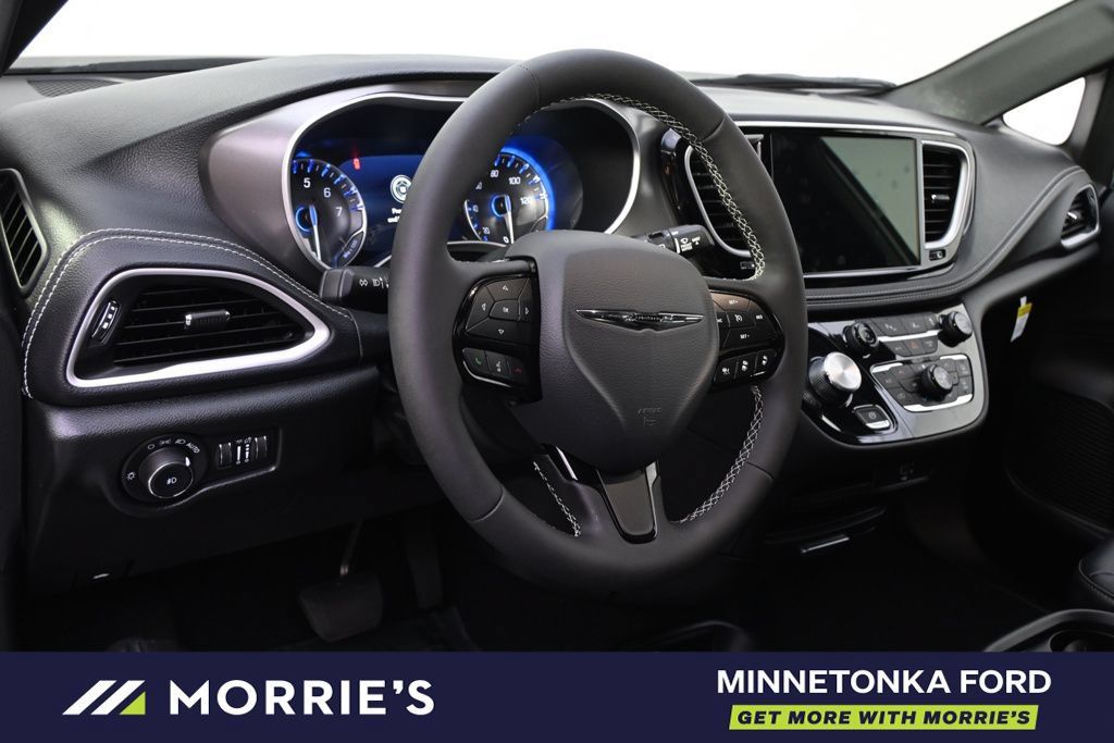 Used 2026 Chrysler Pacifica Select w/ S Appearance Package FWD image 12