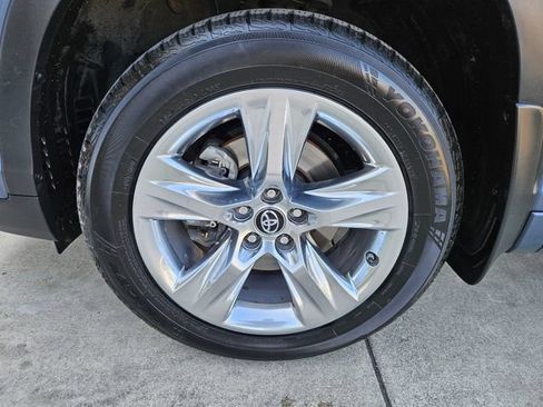 Used 2019 Toyota Highlander Limited AWD/4WD image 9