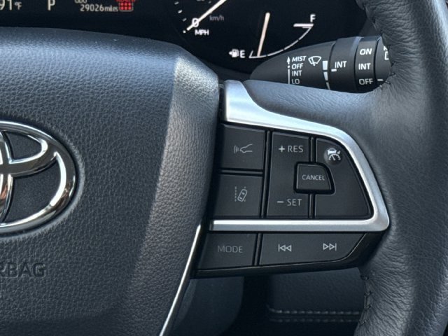 Used 2025 Toyota Sienna XLE FWD image 15