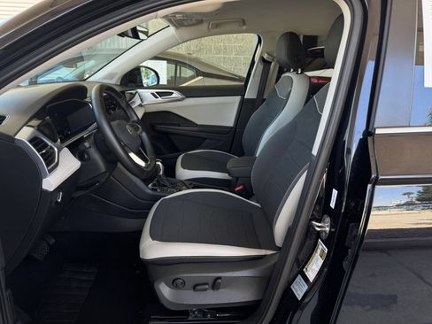Used 2025 Volkswagen Taos SE AWD/4WD image 28