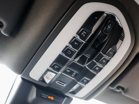 Certified 2025 Porsche Macan image 21