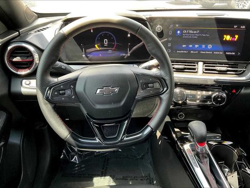Used 2025 Chevrolet Trax RS w/ Sunroof Package FWD image 5
