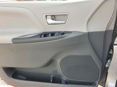 Used 2020 Toyota Sienna LE image 19