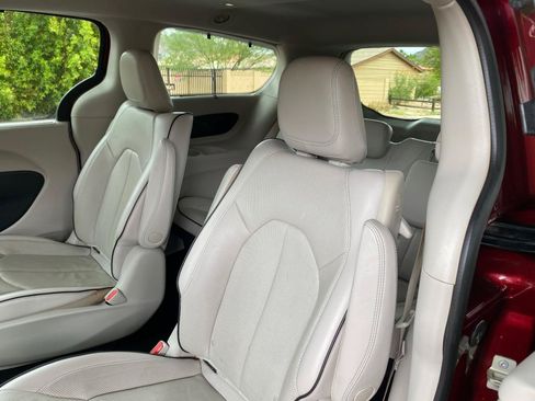 Used 2018 Chrysler Pacifica Limited FWD image 36