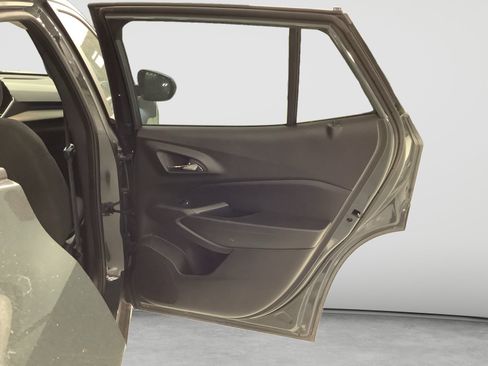 Used 2025 Chevrolet Trax LS w/ LS Convenience Package FWD image 13
