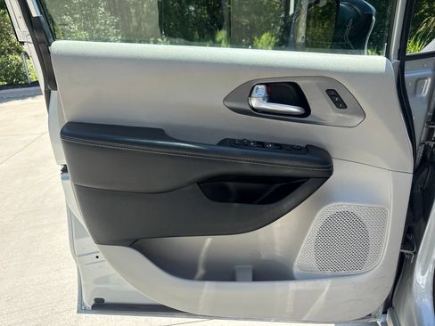 Used 2024 Chrysler Pacifica Touring-L FWD image 13