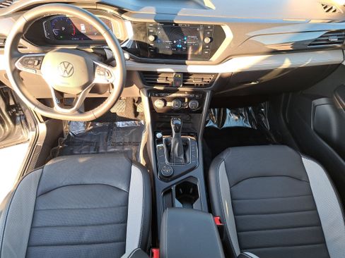 Certified 2022 Volkswagen Taos SEL w/ Panoramic Sunroof Package image 9