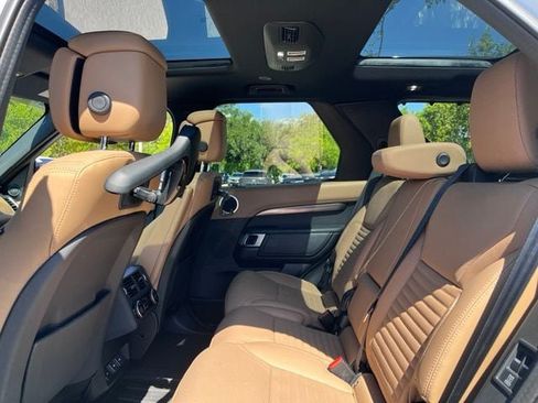 Used 2024 Land Rover Discovery Metropolitan Edition AWD/4WD image 9