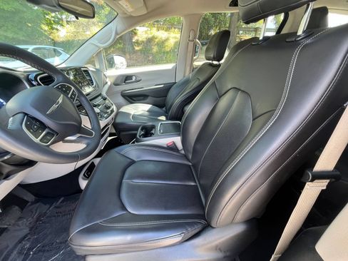 Used 2023 Chrysler Pacifica Touring-L FWD image 29